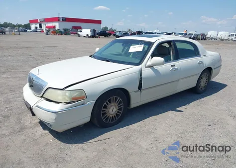 2006 Lincoln Town Car Signature Limited z USA, uszkodzony, nr VIN 1LNHM82V16Y651271